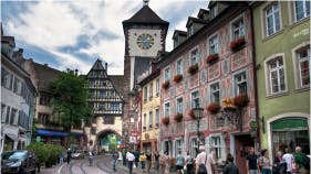 Vorschau Bild, dass ein Foto der Stadtkulisse von Freiburg zeigt und für die Cannabis Clubs dort steht.