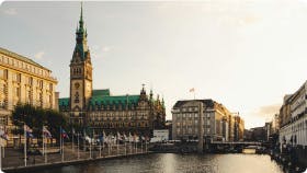 Vorschau Bild, dass ein Foto der Stadtkulisse von Hamburg zeigt und für die Cannabis Clubs dort steht.