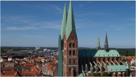 Vorschau Bild, dass ein Foto der Stadtkulisse von Lübeck zeigt und für die Cannabis Clubs dort steht.