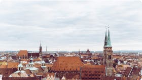 Vorschau Bild, dass ein Foto der Stadtkulisse von Nürnberg zeigt und für die Cannabis Clubs dort steht.